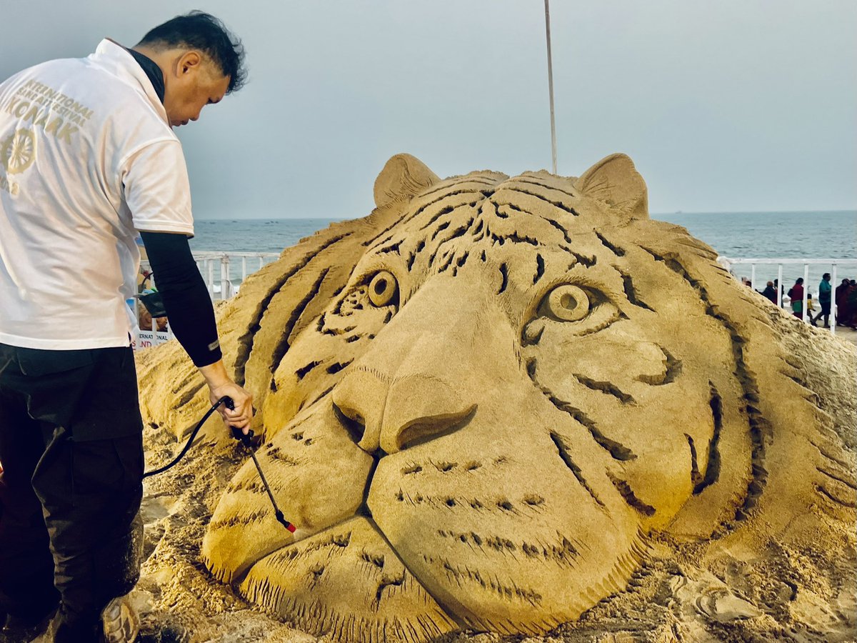 Singapore sandartist creating SandArt at 12th #InternationalSandArtFestival #Konark Chandrabhaga beach . 3rd Day