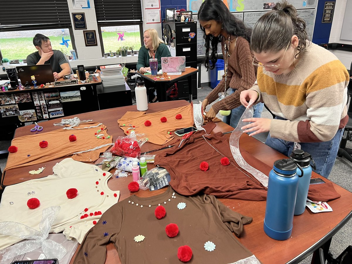 stuco_newtech's tweet photo. LLCs decorating shirts for the Coppell Christmas parade later today! Can you guess what our theme is? 🍪🌲✨ #NTHCinspire #LearnerLeadershipCouncil https://t.co/twBBAwlW3E