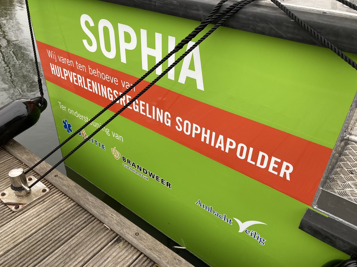 Vandaag werd het nieuwe veer naar de Sophiapolder gedoopt, genaamd ‘Sophia’. Een veer dat zonodig ook de hulpdiensten ondersteund bij een calamiteit op en rond de Sophiapolder. 1e kwartaal 2023 wordt het veer operationeel. #samensterk