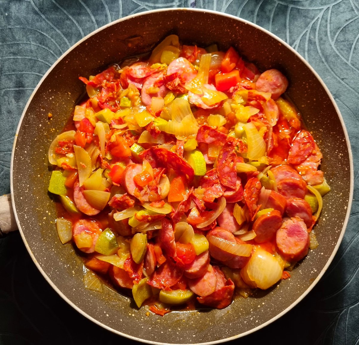 szejnfeld's tweet photo. Hym..., dzisiaj Zosia zrobiła tylko kiełbasę z chorizo i warzywami, ale na jutro zapowiedziała... całkowity strajk! 🫤 Więcej o tym pod linkiem😉:
https://t.co/GpgWl2cBj6
#kobiecastronazyciapl #Gotowanie #KuchniaPolska #Kuchnia #CoNaObiad #Objad #Kolacja #Smaki #Deser #deserek https://t.co/RmVrwdDn4e
