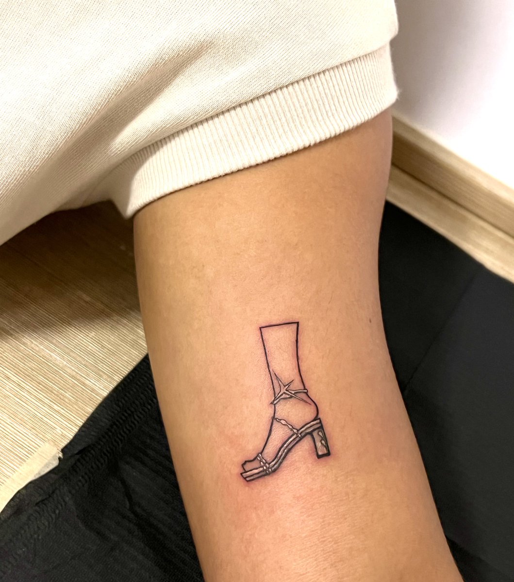 Today last year, we filmed my elimination from the show. I think today’s the right time to get it and embrace THE SHOOOEEES! 🖋️👡 #DragRacePH 

Illustrator @DiscoJerDee 
Tattoo artist @pinkmilkpapi