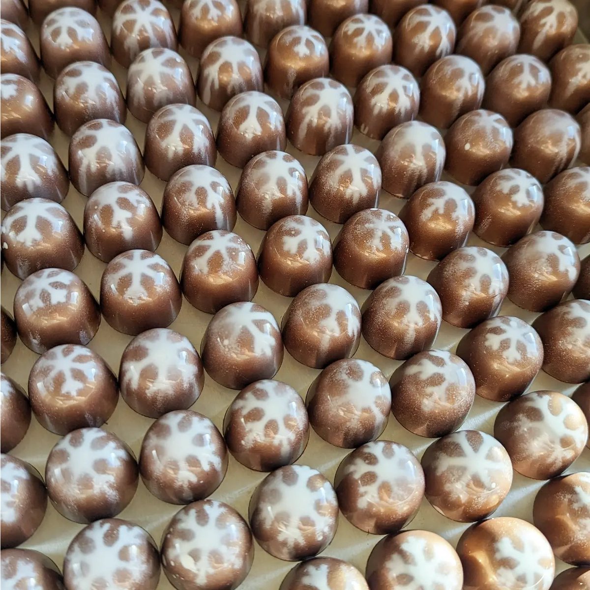 EponineChoc's tweet photo. Have you had your first mince pie of the season? 🥧😋

Our first batch of #mincepie bonbons is ready to go into your #chocolate selections.

You can also get a full box of mince pies, perfect for "sharing"... Just don't try to reheat these ones in the microwave 😬 https://t.co/DFaoLqqi3S
