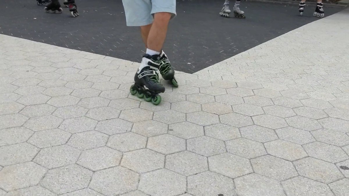 CanadaBladers's tweet photo. #toronto #torontobladers #torontoinline #inlineskating #rollerblading #goskate #freeskating #skate #fridaynightskate #fns https://t.co/KHR8k2pjBA