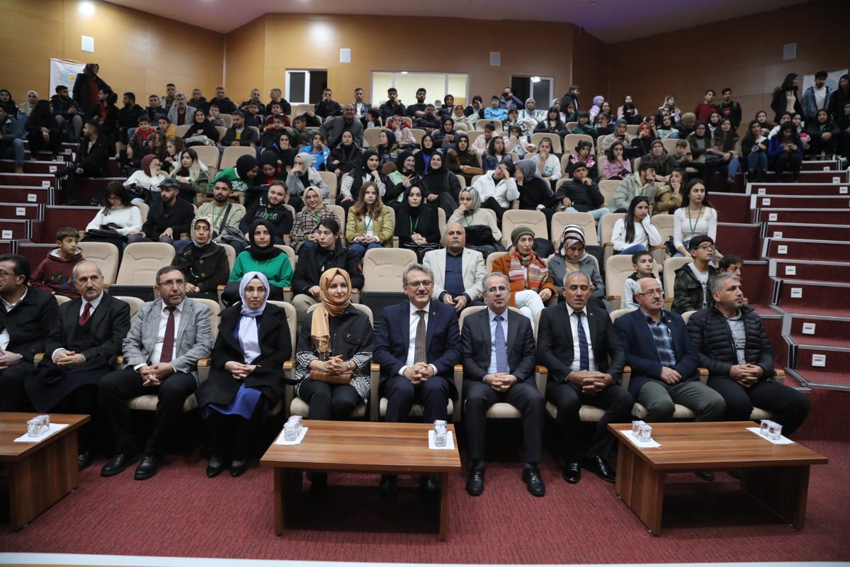 karincafilmi's tweet photo. @karincafilmi Bingöl'de şehit aileleri, terör gazileriyle buluştu.
Dağ dağa omuz verdi.
Salon dolu, gönüller sıcak, gözler yaşlıydı.
@bingolvaliligi @bingolbel @bingoluni2007 @bingolukff @_cevdetyilmaz @FeyziBerdibek1 @naziftunc_ @AhmetMisbah @trtsinema @SinemaGenelMd https://t.co/KdzoHVRgh0