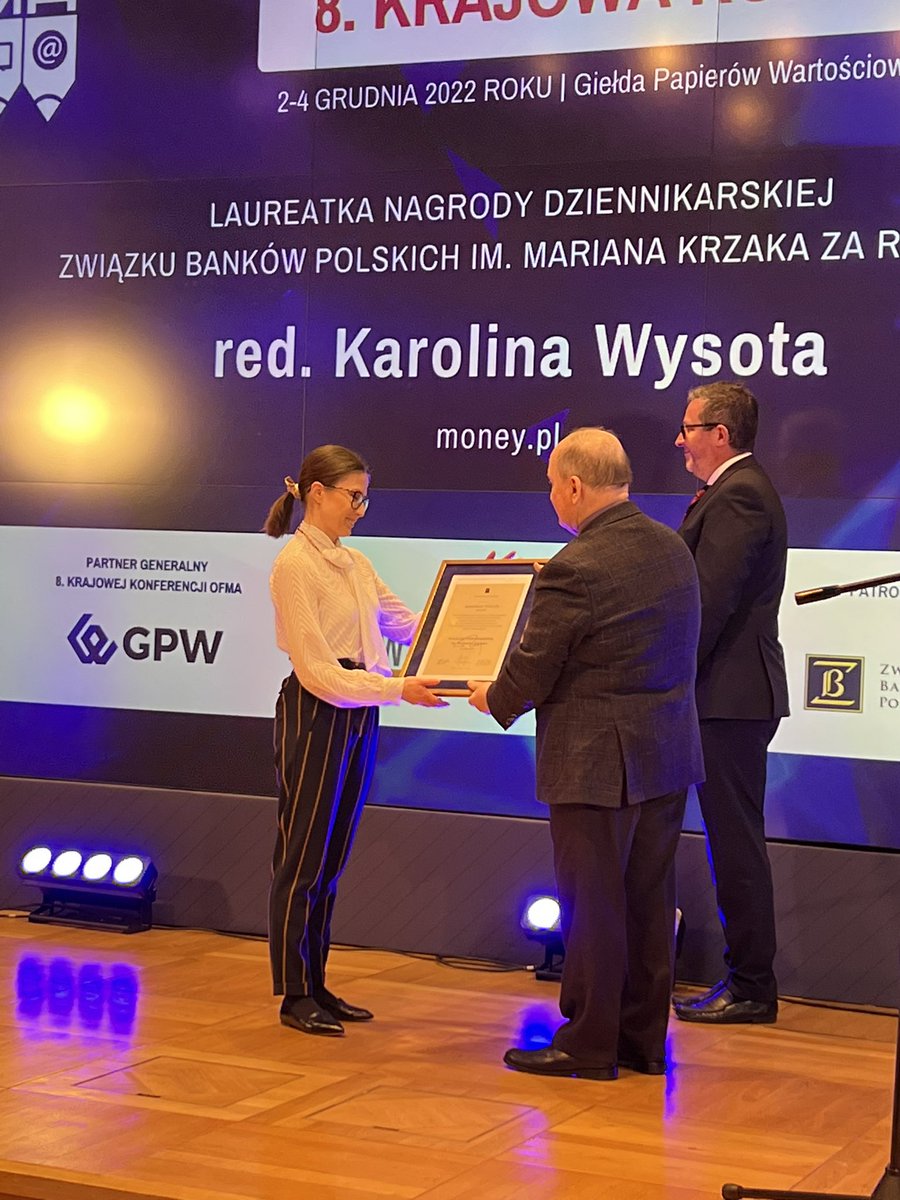 KaMichalowska's tweet image. Brawo @k_wysota odbiera dziennikarską nagrodę Związków Banków Polskich. Podczas @OFMApl Drugą nagrodzoną osobą jest @k_berenda 👉🏆🏆 Gratulacje!
