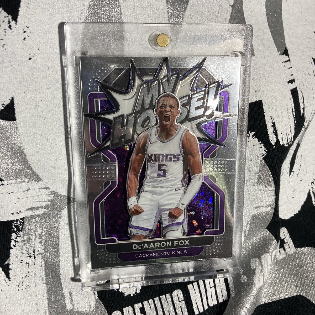 csvsportscards's tweet photo. My son wanted a card of his favorite player so I surprised him with this FOX.
He said, “I remember this flex, it was against the Pacers.”
#cardart #cardartist #whodoyoucollect #basketballcards #deaaronfox #swipathefox #sackings #beamteam #kingsbasketball @deaaronfox https://t.co/ZtiEoiGSy3