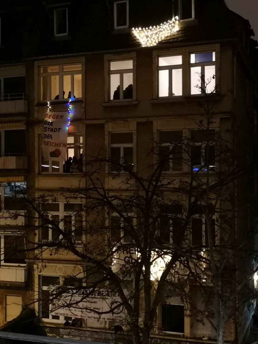 konsthirsch's tweet photo. 2004 Im besetzten Haus in der Frankfurter Günderrodestr. 5 läuft jetzt Musik, die Stimmung ist entspannt, die Polizei ist erstmal weg. #ffm0312 https://t.co/vAKtAoX8zC