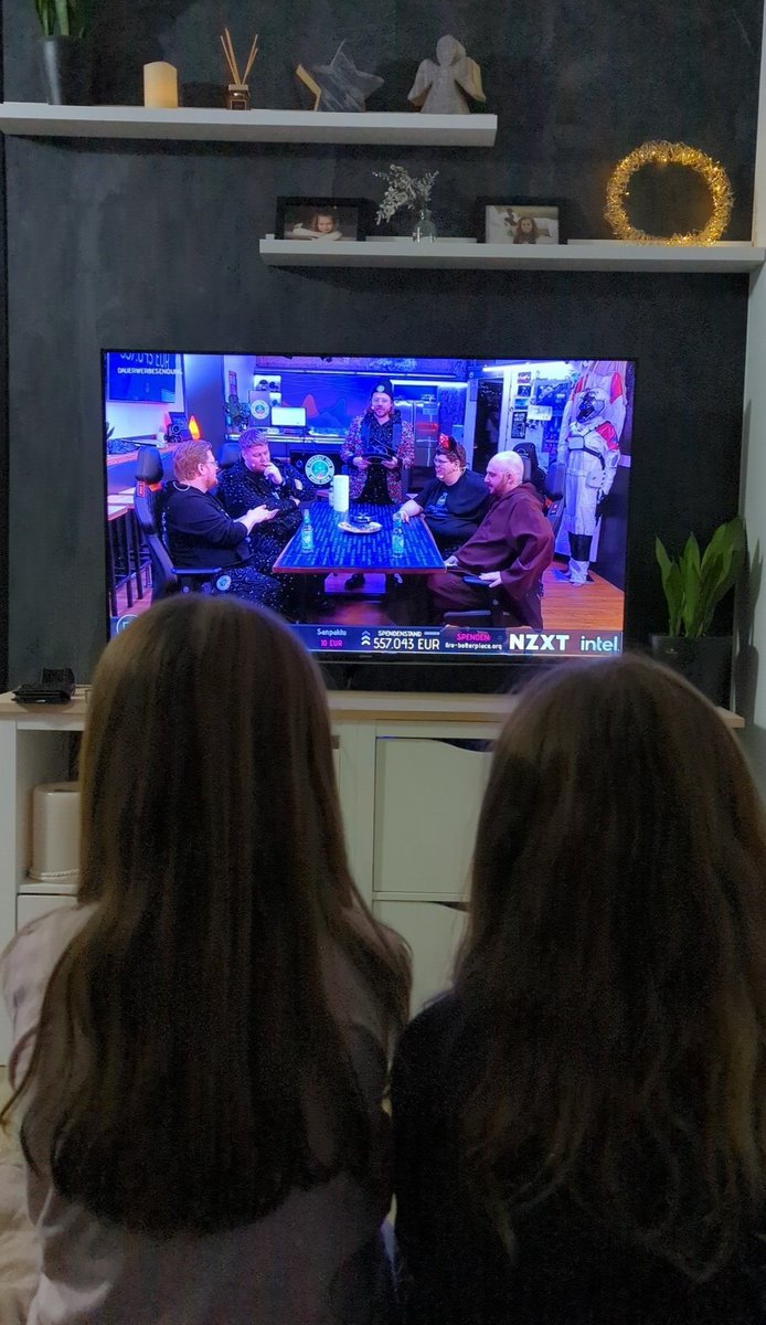 XxAgentChrisxX's tweet photo. Jährliches Ritual
#friendlyfire #friendlyfire8 #Gronkh #pietsmiet #pandorya #PhunkRoyal #MrMoregame #DerHeider #Fishcop https://t.co/QeLEsZUqQC