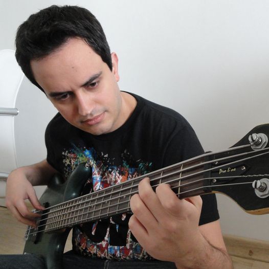 BandaBelsen's tweet photo. Com a entrada de Nina, a formação começou a se definir. O baixista Rodrigo Mesquita (foto) e Maligno perceberam que ainda havia espaço para incrementar a estrutura da banda, tanto no instrumental quanto no vocal. Para corresponder a isso, o time iria crescer... só mais um pouco. https://t.co/M5bZNTV91k