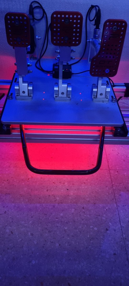 Os propongo un reto, quiero ver esas curiosidades que hacen vuestros cokpits únicos, nada de hardware, inventos, peculiaridades, comodidades si son diy mejor.
Empiezo yo cableado oculto entre perfiles con metraquilatos y carrilera para desplazar la pedalera 🧐