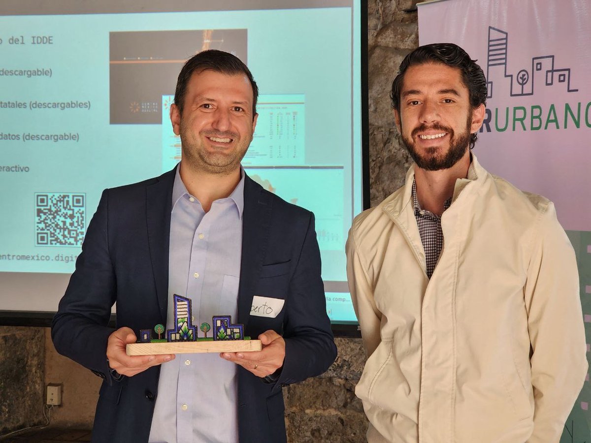 centromxdigital's tweet photo. Felicidades @VisorUrbanoMx por el trabajo que realizan por la digitalización de los municipios de México 🇲🇽. Gracias por invitarnos a hablar sobre los retos para avanzar en el desarrollo digital de los municipios. https://t.co/2bgEyhi0cb