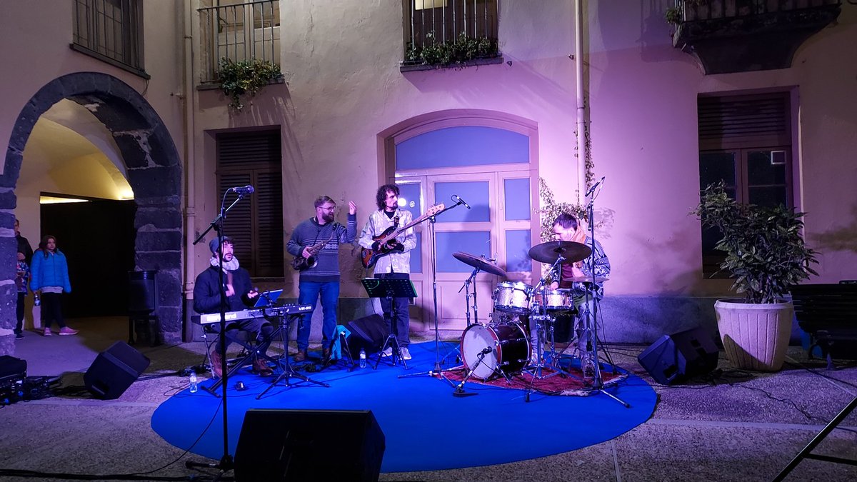 Cocteau44283315's tweet photo. Un concert magnific que ha escalfat la tarda a Olot. Joni Witzi Trio https://t.co/8GestdbRfS