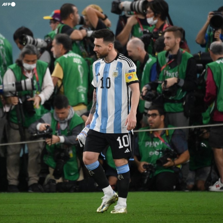 InvictosSomos's tweet photo. Y si las cosas se complican, LA PELOTA SIEMPRE AL 10. https://t.co/JcMGqz0a58