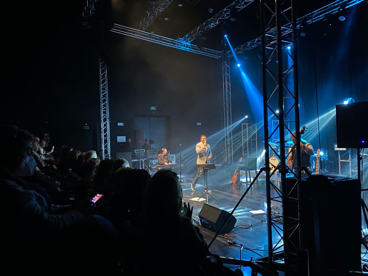efedeproduccion's tweet photo. 😃Empezamos !!!
🔊@manutenorio un artista de pies a cabeza👏👏👏🔝🔝

Gracias a todos  por este llenazo y acompañaros hoy en #santargaridademontbui 💥💫

@kzoomusic 
@ajmontbui 
@MontAgoraCines 
@efedeproduccion https://t.co/cVNQY8Mwkl