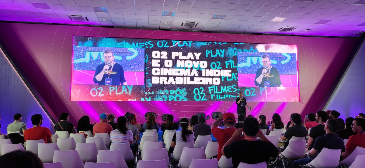 natihistory's tweet photo. A @o2filmes veio grandona no Palco Ultra falando dos seus próximos lançamentos nos cinemas #OHomemCordial #Raquel1:1 #URUBUS com @rsadovski apresentando o painel #CCXP22 https://t.co/yZmcJTlFJV