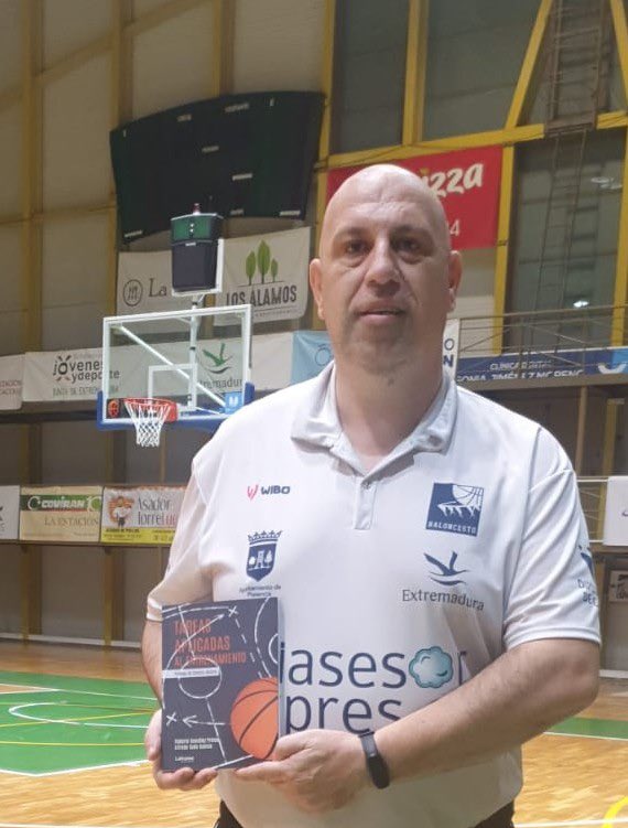 Con este frío ❄️🥶 ¿qué mejor plan que un ratito de lectura?

Antonio, Ignacio, Pablo, David y Jorge pueden aprovechar para preparar sus sus entrenamientos con nuestro libro 🏀📗

¡Es momento para que compres el tuyo!