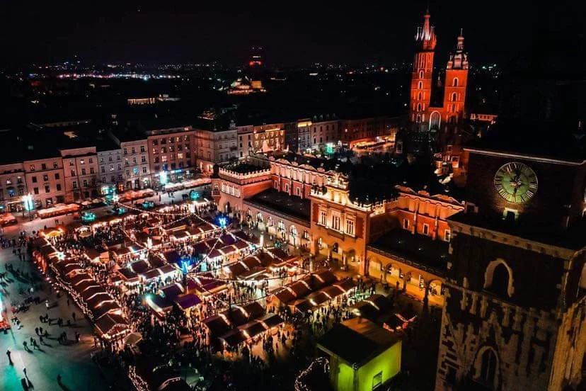 APIabroad's tweet image. Christmas fairs in Krakow. The holiday season is officially upon us 🎄🎅🦌
#ispyapi #apiabroad #studyabroad #travel #travelabroad #internabroad #traveltips #studyabroadtips #internshiptips #internshipabroad #travelexperience #internationalstudent 
📷 by @api.krakow