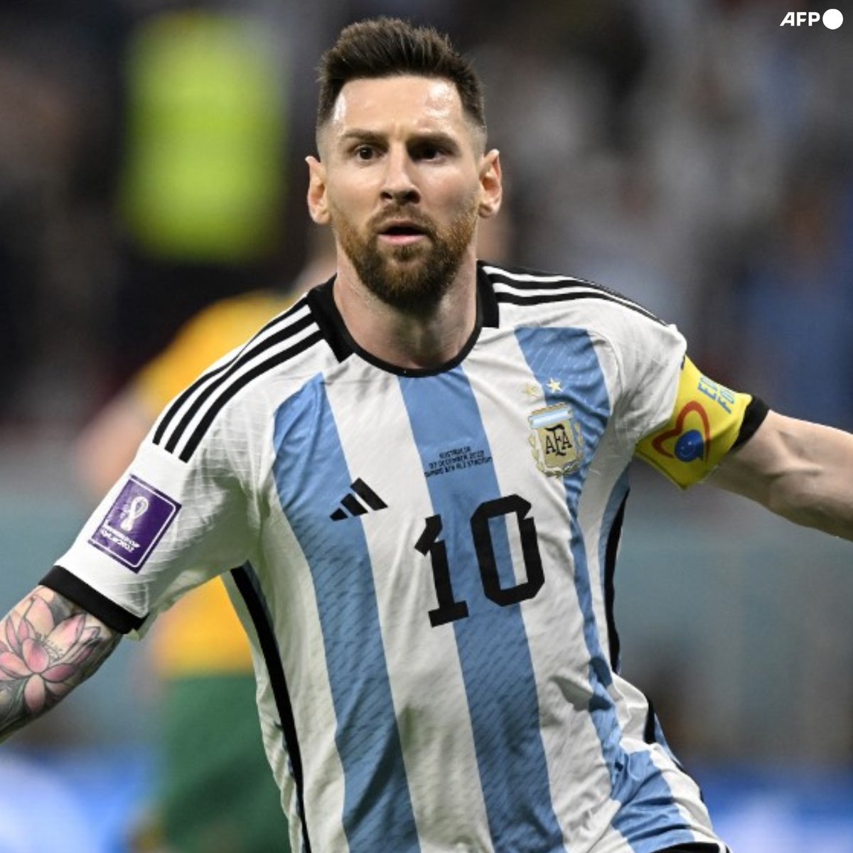 Lionel Messi en el Mundial de Qatar 2022:

➤ 3 goles.
➤ 1 asistencia.
➤ 4 partidos.
➤ Marcó y asistió en fase de grupos.
➤ Marcó en octavos de final.
➤ Nadie ha convertido más que él. 
➤ Convirtió en 3 de los 4 juegos de Argentina.

EL MÁS GRANDE.