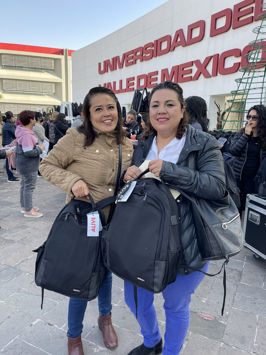 revistamoi's tweet photo. Para un GRAN día de #mastermoi se necesita un kit ganador como el que te damos en tu goodie bag. https://t.co/PpWtegrZBY