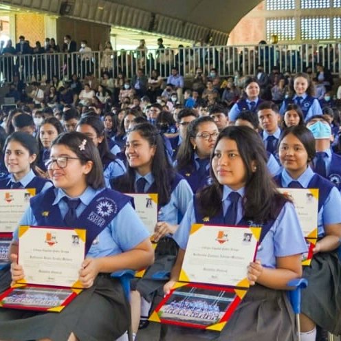ColPadreArrupe's tweet photo. Ayer celebramos la Graduación de la XXIV promo de bachilleres. 149 jóvenes que son "Hombres y mujeres para los demás" y son el orgullo de sus familias y del Colegio. 
Ellos representan los valores del Padre Juan Ricardo Salazar-Simpson: Saber, valorar y elegir #soyarrupe #ong https://t.co/llhlfJ7aa3