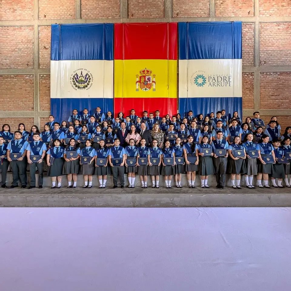 ColPadreArrupe's tweet photo. Ayer celebramos la Graduación de la XXIV promo de bachilleres. 149 jóvenes que son "Hombres y mujeres para los demás" y son el orgullo de sus familias y del Colegio. 
Ellos representan los valores del Padre Juan Ricardo Salazar-Simpson: Saber, valorar y elegir #soyarrupe #ong https://t.co/llhlfJ7aa3