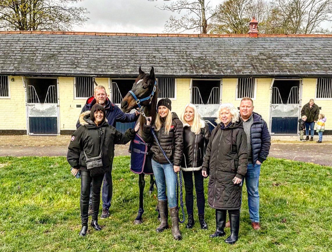 RacingPrinciple's tweet photo. What a great morning welcoming some members of the @StamfordRacing club to Newlands stables. They enjoyed seeing Prophecy on the gallops, lots of bacon sarnies and some special fairy cakes! Hope they all had a fab time! @Hazel_Ell @RitchieFiddes https://t.co/tbgzIiDdY3