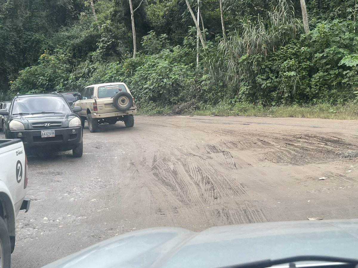 ElTequeno's tweet photo. #3Dic Conductores que se desplazan a Caracas desde los Altos Mirandinos reportan que las vías de El Cují y La Mariposa reportan alto tráfico. 

Denuncian el mal estado de la vialidad, repleta de huecos, cráteres y fallas de borde. https://t.co/h3uduY6uuq