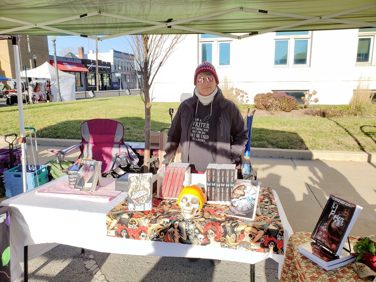 Sarah_iWrite's tweet photo. we are setup at Winter Market in Edwardsville! come see us so we don't freeze in vain! 🥶🌬 books make great gifts! 📖🎁 https://t.co/eLKCS62CMD