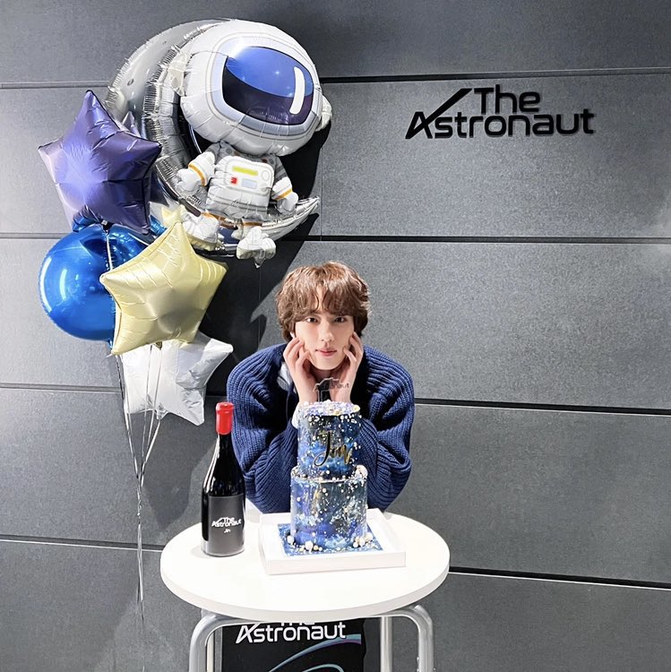 geonuserikook's tweet photo. JIN Happybirthday
少し離れてしまう君へ
アミはいつでも待ってます。
どうか体に気をつけて毎晩ちゃんと寝れますように…
いつも笑顔を届けてくれてありがとう。

#석지니생일우떤데 
#안녕_우리의우주석진아_생일축하해
#HappyBirthdayJin
#HappyJinday
@BTS_twt https://t.co/puKyRxRaF5