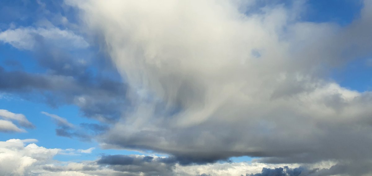 TheEspaMeteo's tweet photo. Preciosa virga, probablemente de nieve, encima de Haro, La Rioja 😍
@lariojaMeteo @alexmegapc @Stormyalert @meteomostoles 
#Meteo #LaRioja #Nieve https://t.co/lbsAz0mQAC