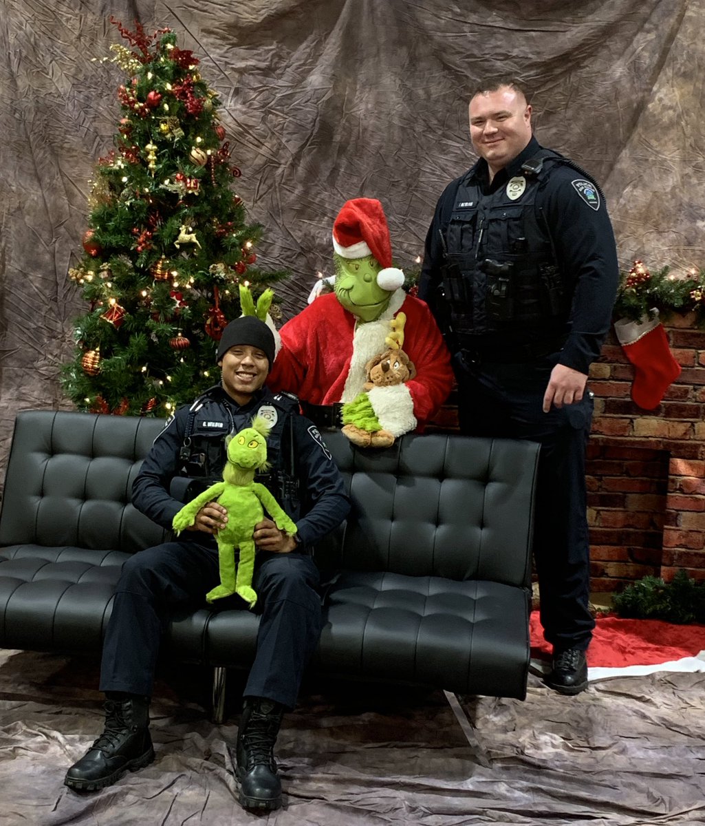 OakRidgePolice's tweet image. The OR Youth Advisory Board  hosted a “Brunch with the Grinch” this morning at the Civic Center! So happy to be apart of the holiday fun! We enjoyed breakfast together, a hot cocoa bar, we helped make holiday crafts, and even got a photo with the Grinch! #CommunityImmersion