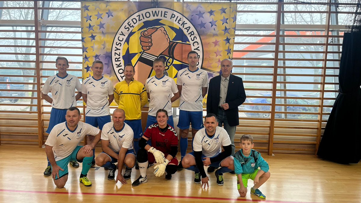 KMzpn's tweet photo. Nasi sędziowie aktywnie spędzają przerwę. Część zagrała w turnieju o puchar Burmistrza M. Dobczyce,część walczy w organizowanym przez Świętokrzyskie KS turnieju mikołajkowym ze wsparciem dla Daniela Szpili. Nas cieszy udana licytacja przekazanych przez nas koszulek-1,7 tys. zł 💪 https://t.co/XccMxrmM9B