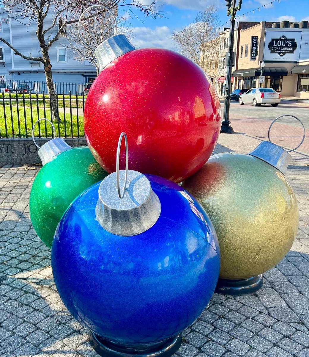 FederalHillRI's tweet photo. UPDATE for todays Christmas on the Hill! All events WILL go on w times pushed back to avoid rain:
2:30 - 6:30pm Free Trolley Rides &amp; Roaming Performers
Carolers 3:30-6:30pm
Stroll &amp; Shop 3 -7pm
Lighting of buildings 4:30 -9:30pm
More details At https://t.co/8NzEIAAKjZ https://t.co/vZwHc9xJK4