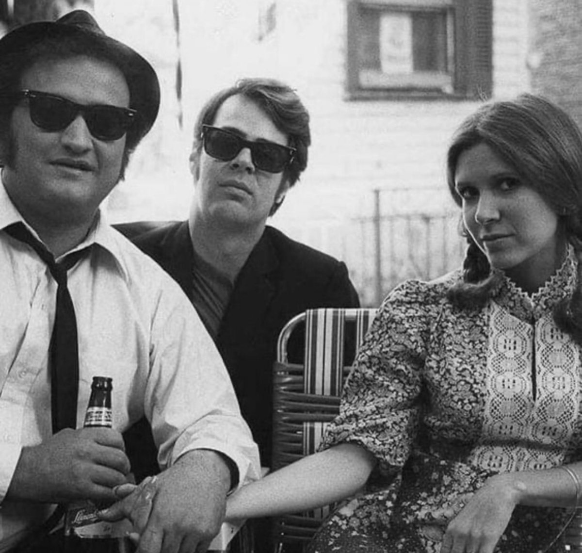 ATRightMovies's tweet photo. A great pic of John Belushi, Dan Aykroyd and Carrie Fisher on the set of THE BLUES BROTHERS. https://t.co/rPOPfWjQre