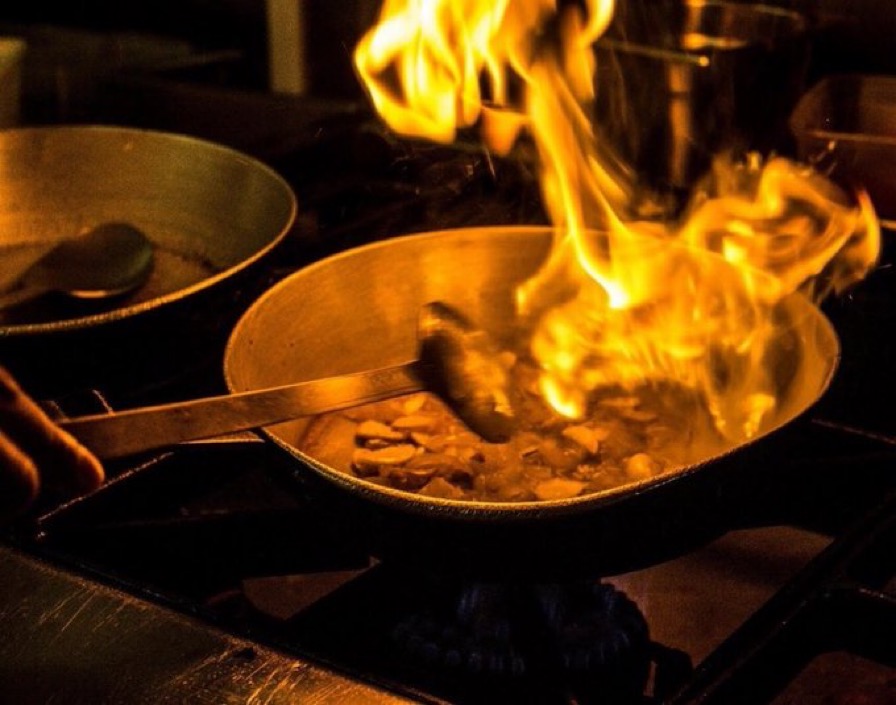 Shalimar1989's tweet photo. 🔥Things are hotting up in the kitchen!
The Shalimar Takeaway is open from 5pm. 

#shrewsbury #indian #takeaway #bringtheheat https://t.co/eAbEMK1IUF