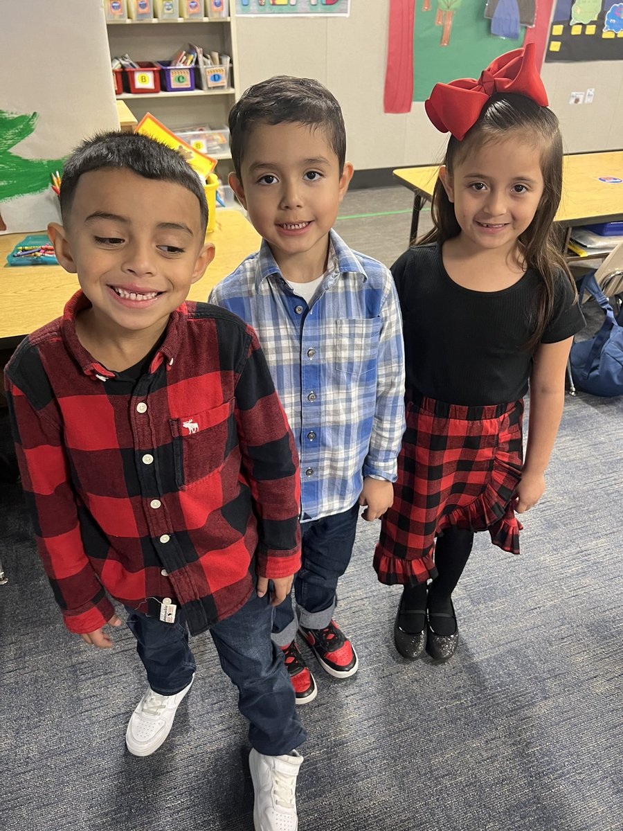 MissPatyQ's tweet photo. Getting into the season wearing plaid🥰🥰 ! On Fridays students can visit their former teachers in the mornings. First pic, my kids from 1st and 2nd grade!🥰 @ReedElementary @CounselorsReed @MsMayra30 #CFISDspirit #ReedBuildMinds #ReedK https://t.co/IwnuEBpMNO