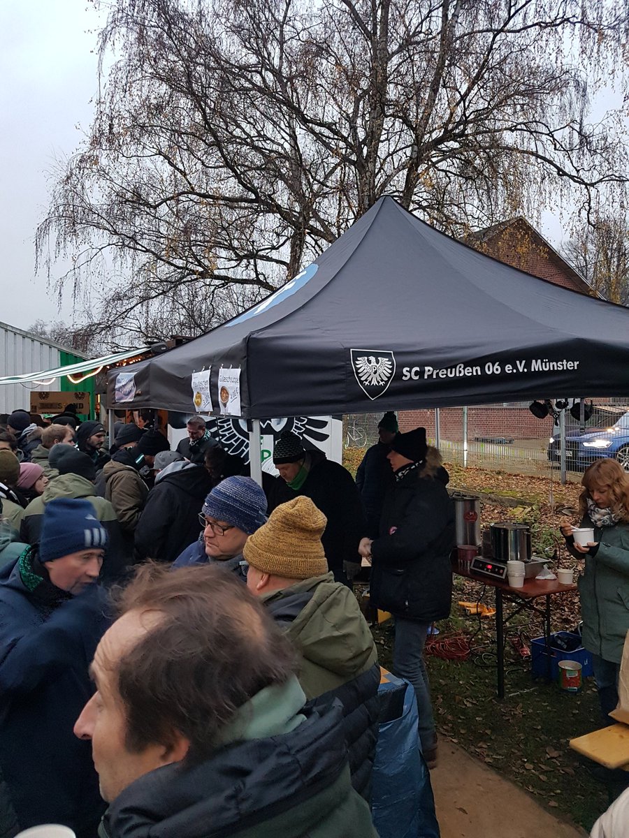 preuschau's tweet photo. Weihnachtsmarkt am Fancontainer.
Bei uns gibt's leckere Suppe 😎 #scp06 https://t.co/uKmuzwIBlJ