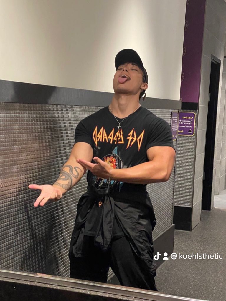 Brandon • 50% off now on Twitter: "@minato_mei i need someone to sit on