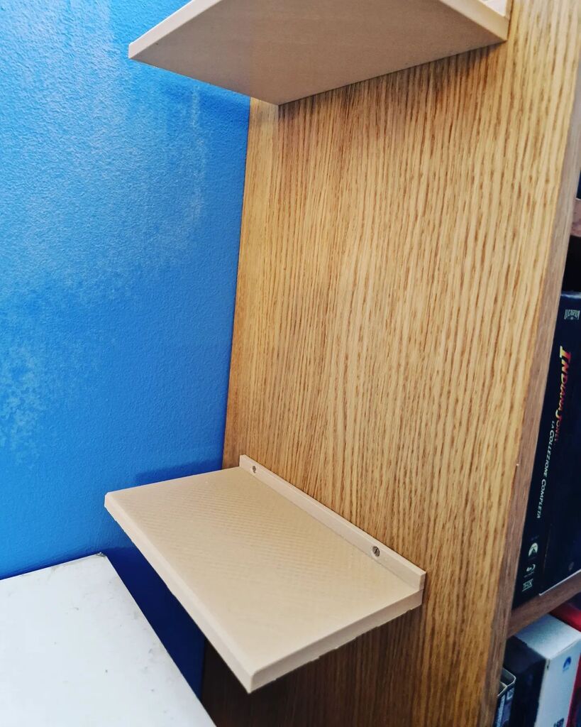 NemesiOscura's tweet photo. Questo è #faidate 2.0, si parte progettando la mensolina in 3d, poi si stampa in #plawood e infine si monta.
#selfmade #3dmaker #3dprint #3dprinted #pla #geek #nerd https://t.co/fTC6dMeLTU https://t.co/Vs1u4h5HAY