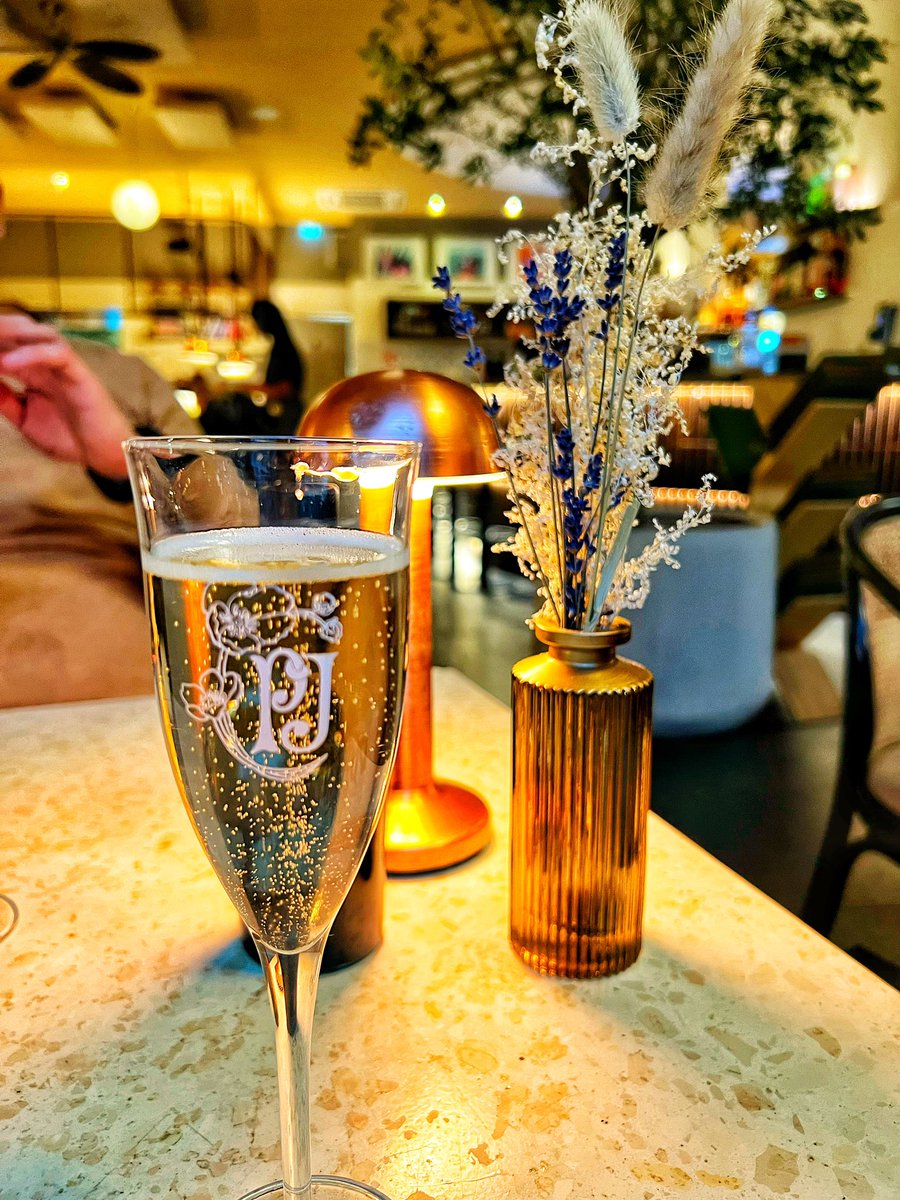 KellyVdbossche's tweet photo. Luxembourg ❤️ #pj #champagne #christmas  #love #bazaar https://t.co/sRkXlbJStE