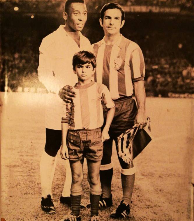 gelsonmartinsmo's tweet photo. Con todo lo de Pelé, no es mal momento para recordar su aparición en el Vicente Calderón para jugar un partido de homenaje al que fue lateral derecho del Atlético de Madrid durante 10 temporadas,Feliciano Rivilla, en 1969. https://t.co/r5sFhvp6Yi