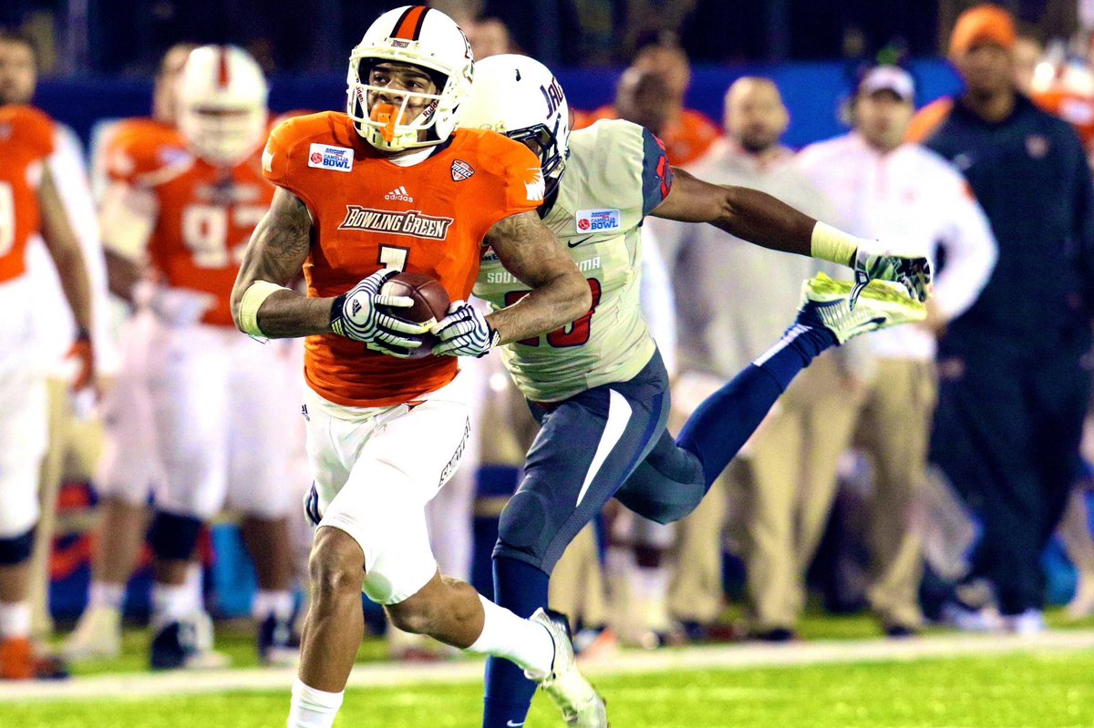 BG_Football's tweet photo. As we await tomorrow’s bowl selection … let’s look back ⬇️

2014: Roger Lewis caught a 78-yard touchdown pass from James Knapke with 1:04 remaining to lift Bowling Green to a 33-28 victory over South Alabama in the inaugural Raycom Media Camellia Bowl. 🟠🟤 https://t.co/56jmXkvVyD