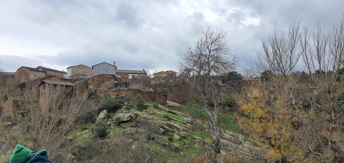 Durante la práctica del Curso de GPS para Senderistas nos ha acompañado Fidel, el Alcalde de Villares quién nos ha acompañado y mostrado patrimonio de esta hermosa localidad serrana.
#SierraNorte #SierraViva
