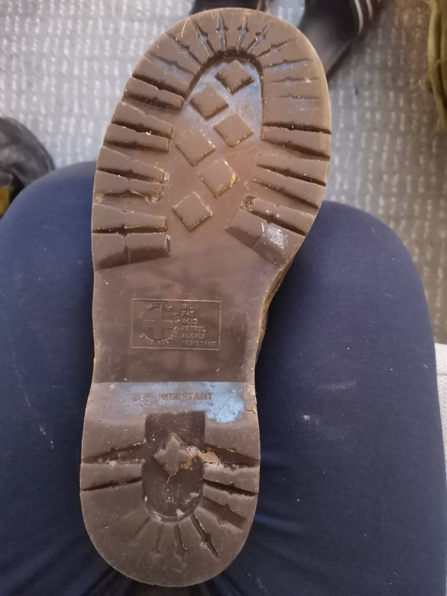 StarkieMark's tweet photo. Left sole poor right sole fine? https://t.co/DWTzxVL6si