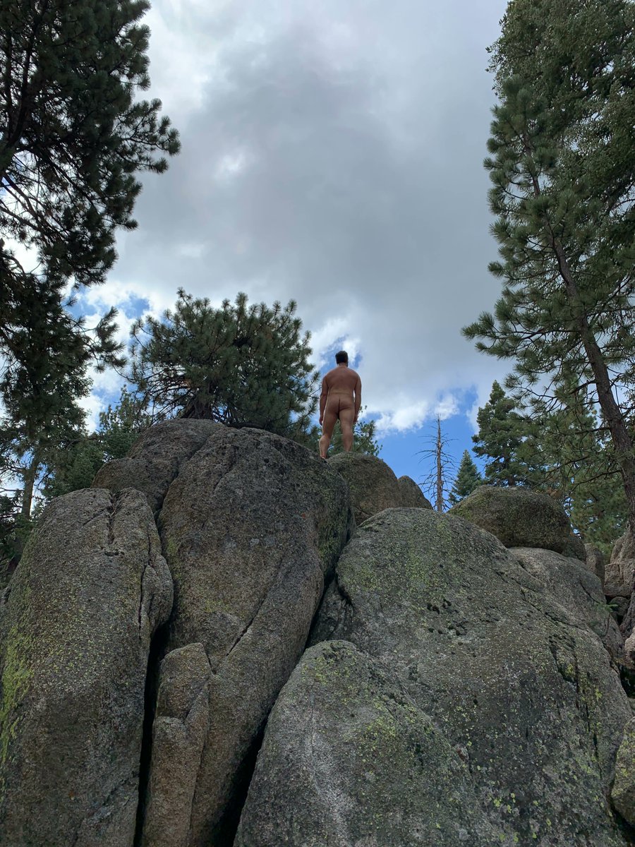 pygonaturale's tweet photo. When was the last time you were in the mountains?
#hikenaked #naturist #getyourassintonature #nakedhiking #sunsoutbunsout https://t.co/YNNWnmxg78