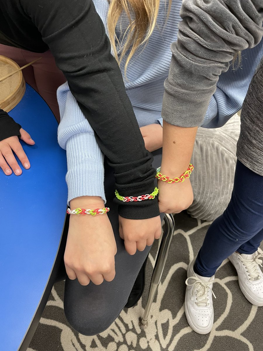 LRcounselors's tweet photo. Friendship bracelet Friday with my small group! @lloydroadschool https://t.co/piCJXH3TDR
