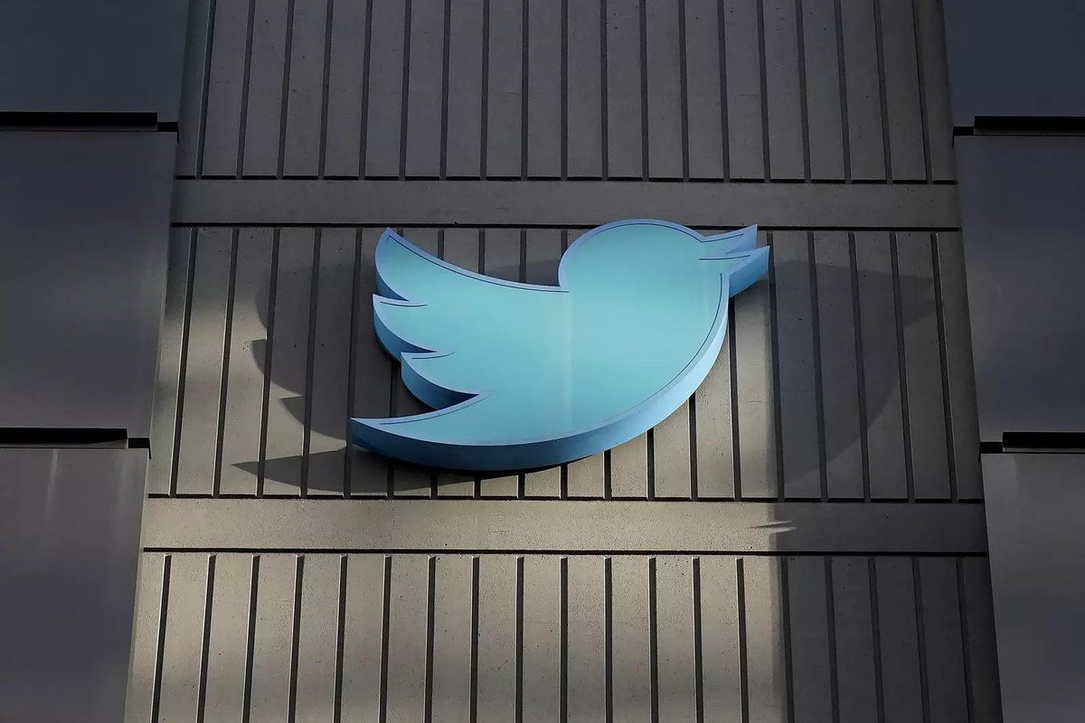 Hindustaantime's tweet photo. Elon Musk downsizes the Twitter India team by 50-60% following his cost-cutting measure. While a majority of the 250-member team is removed, #ImpactOfTwitterIndiaLayoffs #TwitterBusinessInIndia https://t.co/E9hMAxh6iB