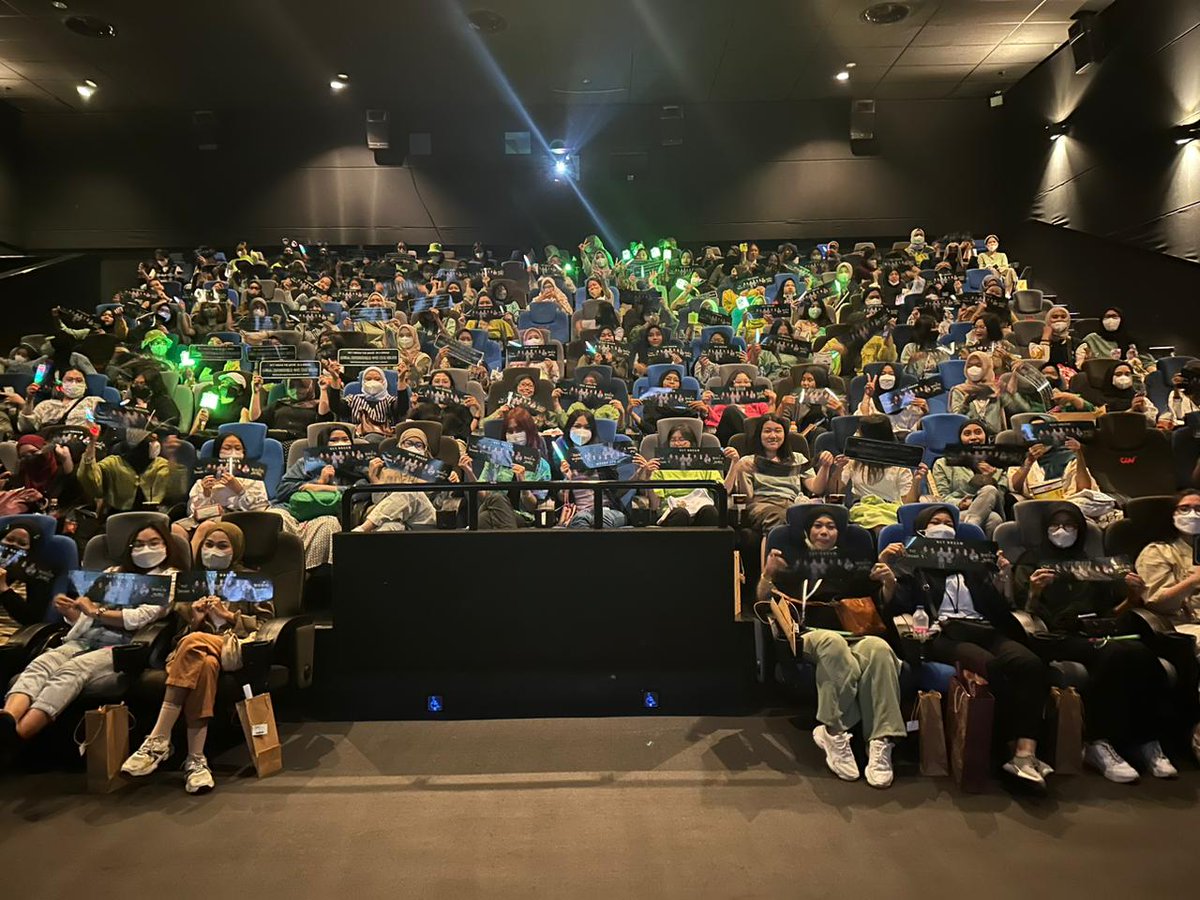 nayeol2713's tweet photo. big thanks buat @2304JITH udh ngadaiin event nobar ini 💚 walau pake drama salah masuk mall 😂 dan telat beberapa menit it's okay heheh.DAN TERHARU BGT BACA TULISAN DI BELAKANG SLOGAN "MARI BERTEMU LAGI DI TDS 2 JKT" 

Semoga menjadi sebuah doa 💚💚 
YO DREAM! 쩔어주자 퐈이팅!! https://t.co/BZeTR4En38