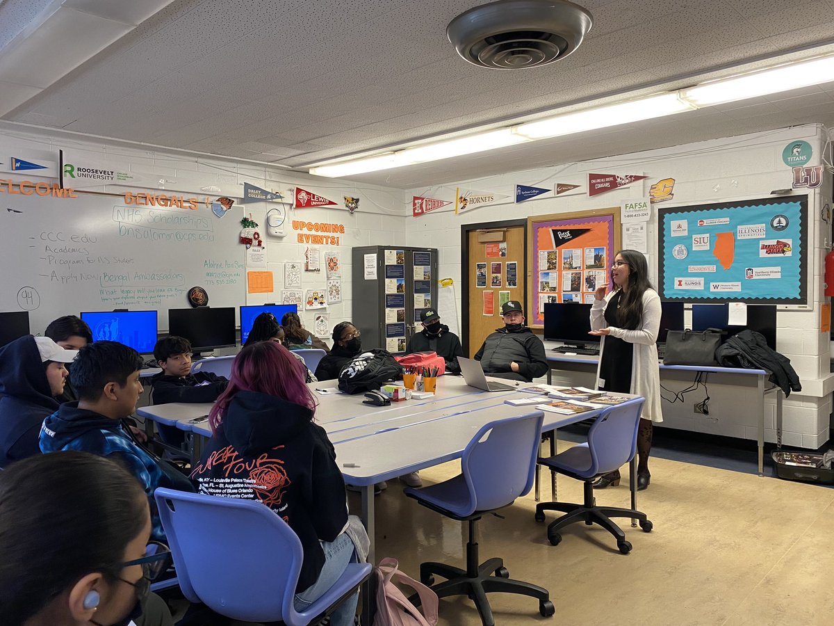 College Rep Visit from Olivet University <a href="/olivetnazarene/">Olivet Nazarene</a> Our seniors had great questions to ask about the campus and about college in general thanks for coming out to visit! <a href="/BoganBengal79/">Bogan Computer Tech High School</a> @AzizSims <a href="/CPSCareerReady/">CPSCollege&Career</a>