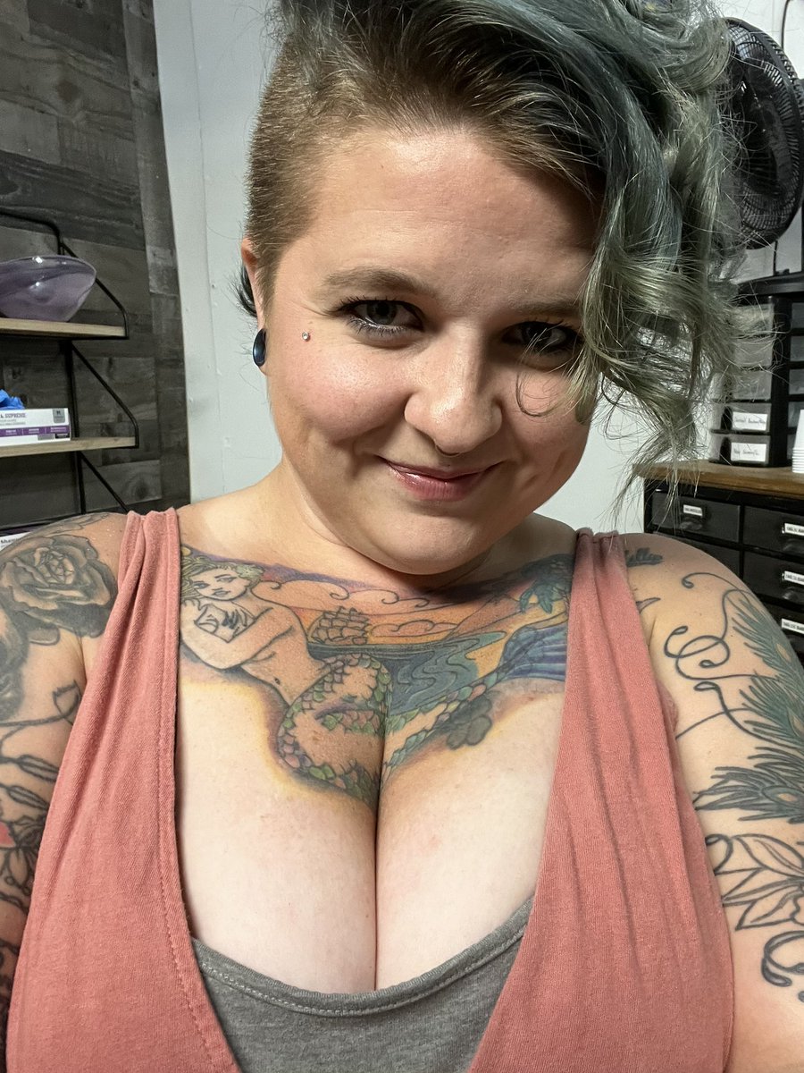 CurvyGoddess13's tweet photo. Does everybody love a tattooed girl? https://t.co/Px1sBQEFXr https://t.co/TgNepG22fS